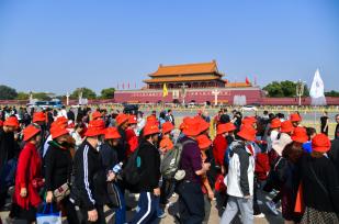 “双节”过后北京旅游热度不减 天安门广场游人如织