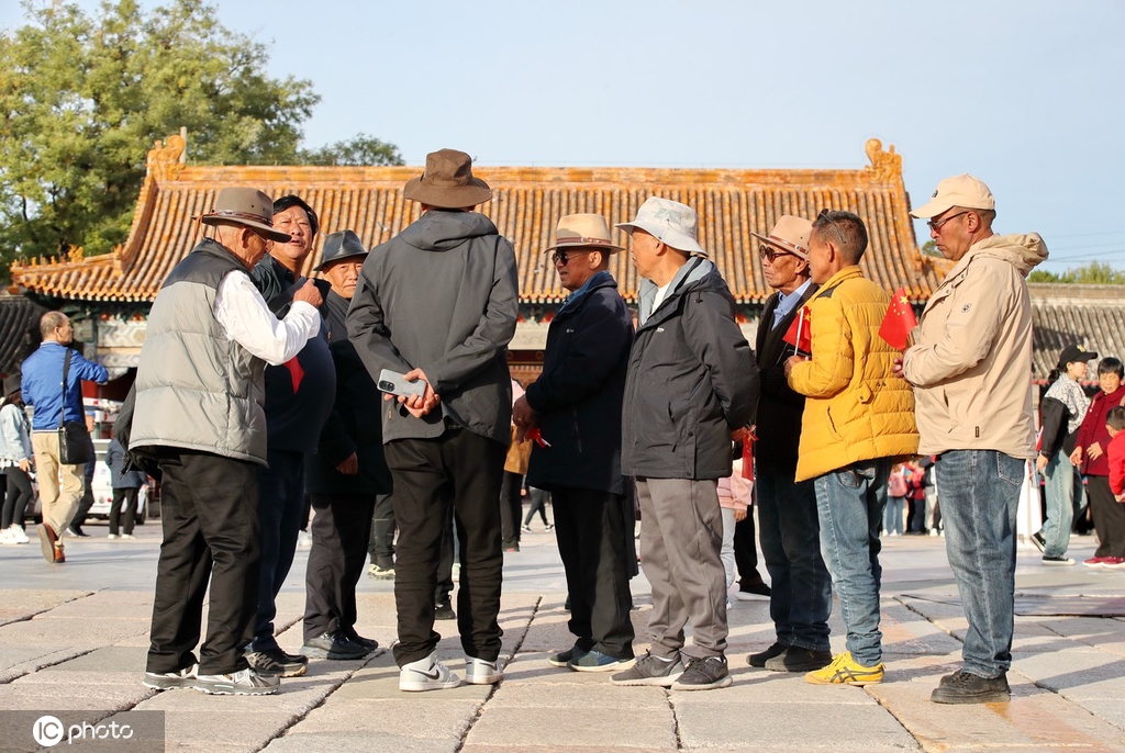 “秋凉”渐浓冷空气袭扰北京 游客穿厚装逛故宫