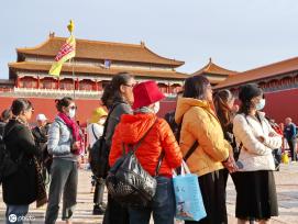 “秋凉”渐浓冷空气袭扰北京 游客穿厚装逛故宫