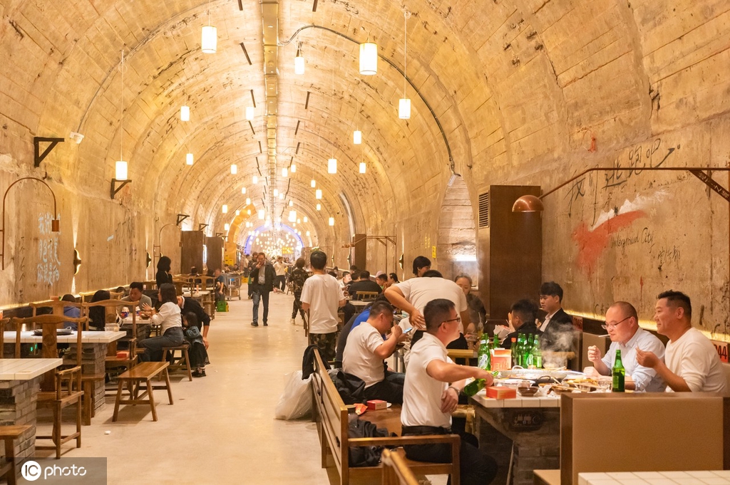 重庆最大地下火锅店投入运营