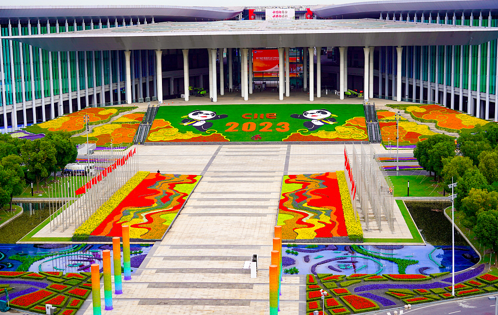 2023第六届进博会会场周边花团锦簇