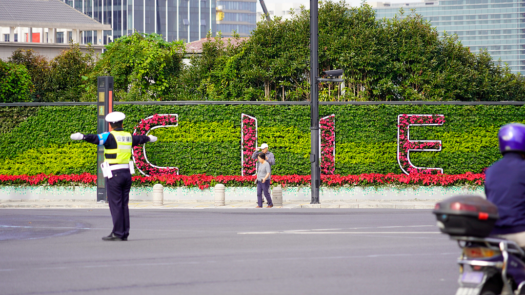 2023第六届进博会会场周边花团锦簇