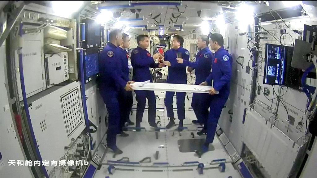 中国航天员乘组完成在轨交接