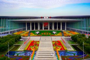 2023第六届进博会会场周边花团锦簇