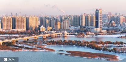 哈尔滨皑皑白雪 松花江两岸薄冰覆盖