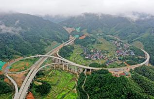 广西柳州：融从高速公路云雾缭绕