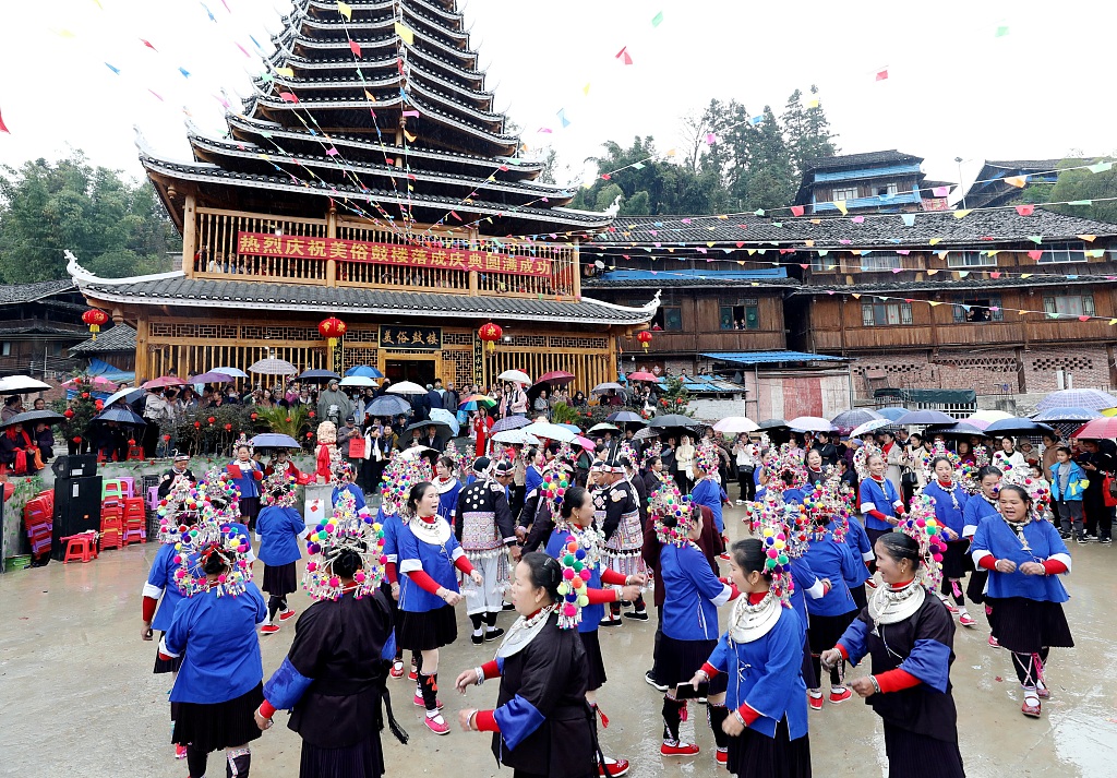 广西柳州：红糯米文化节 群众身着盛装巡游展演