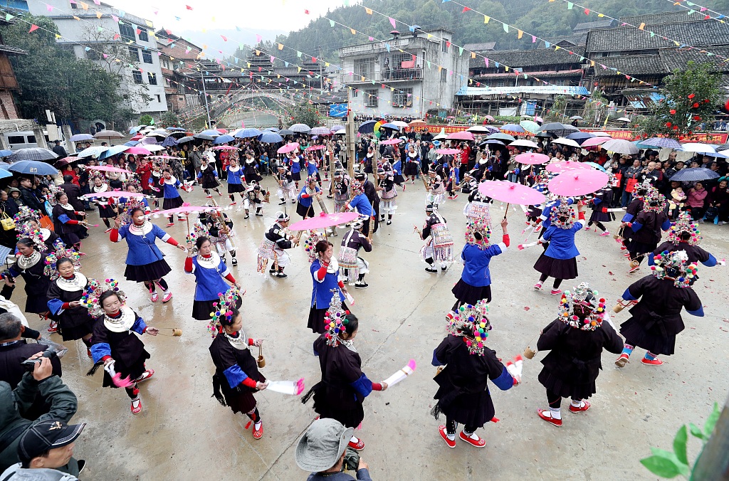 广西柳州：红糯米文化节 群众身着盛装巡游展演