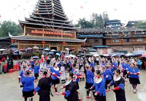 广西柳州：红糯米文化节 群众身着盛装巡游展演