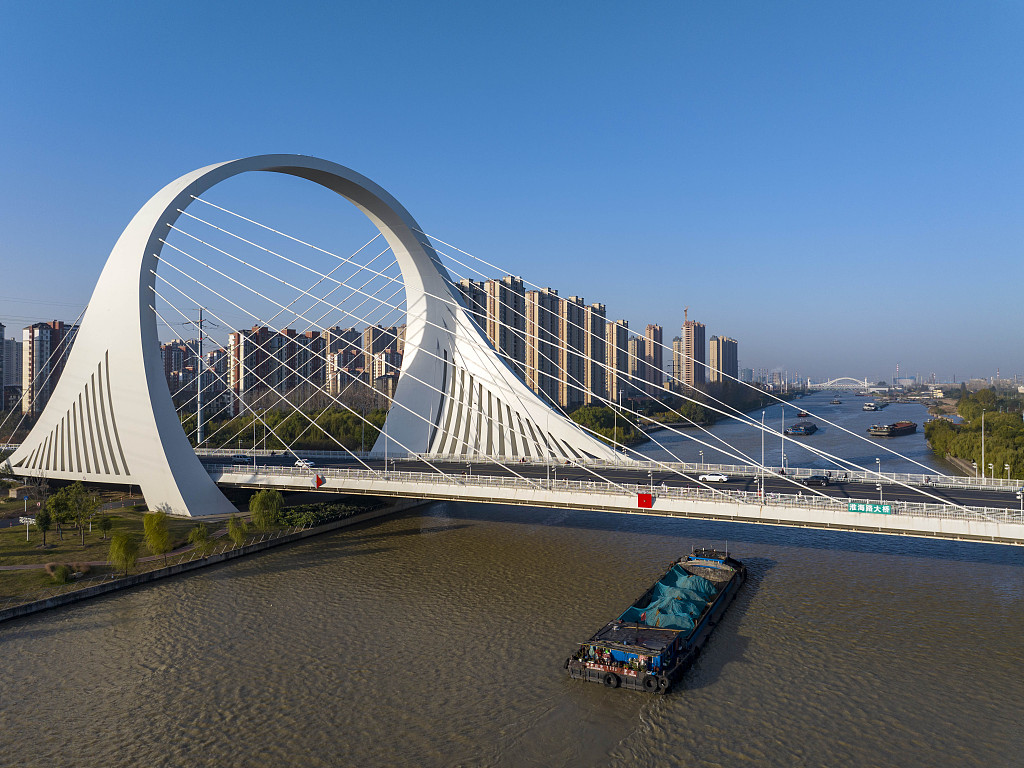 江苏淮安：岁末临近 船舶京杭大运河往来穿梭