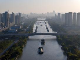 江苏淮安：岁末临近 船舶京杭大运河往来穿梭