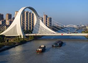 江苏淮安：岁末临近 船舶京杭大运河往来穿梭