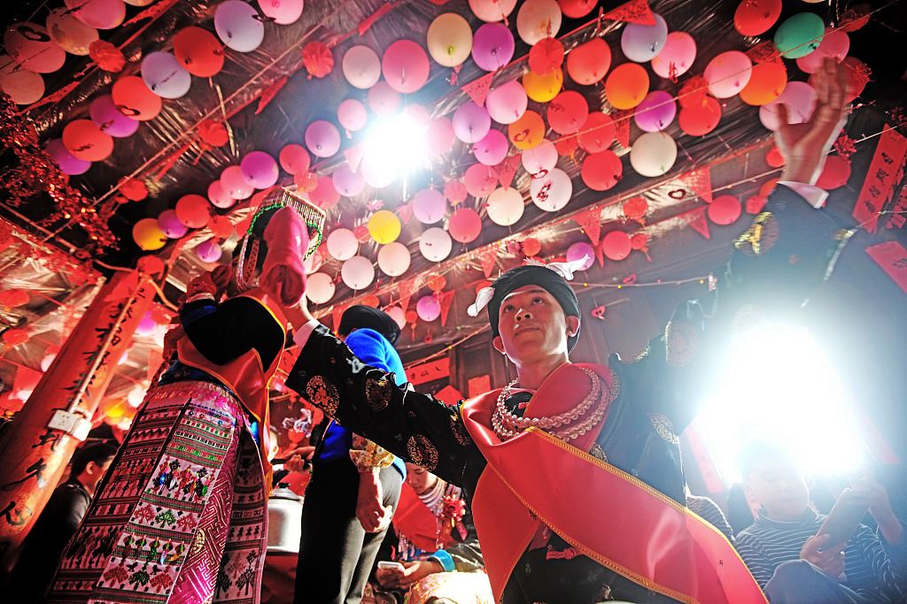 广西柳州：瑶族传统婚礼展现非遗魅力