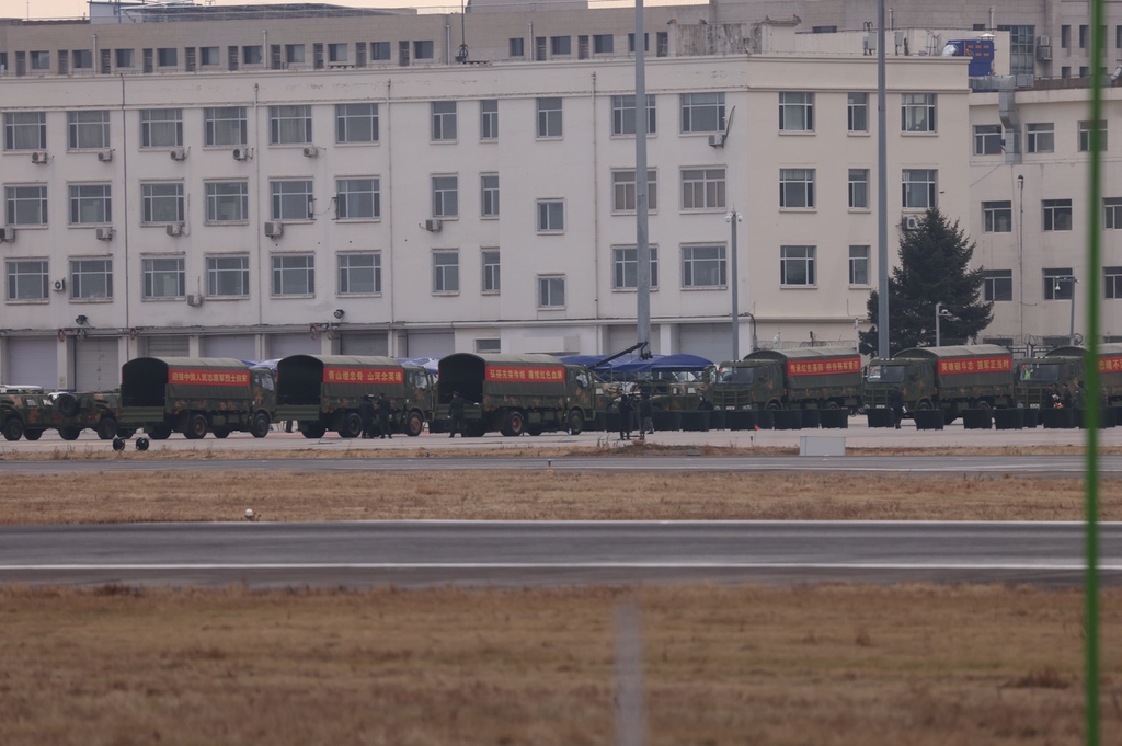 烈士遗骸归国 辽宁沈阳市民迎接英雄回家