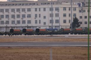 烈士遗骸归国 辽宁沈阳市民迎接英雄回家