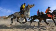 新疆博湖冬季赛马大会 名驹上演“速度与激情”