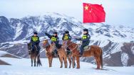 新疆伊犁：民警骑马踏雪巡查边境