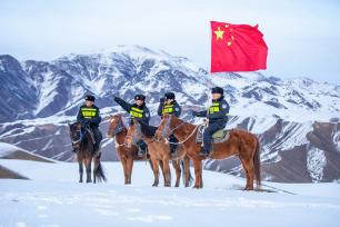 新疆伊犁：民警骑马踏雪巡查边境