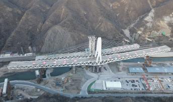 世界首例 安家庄特大桥成功转体