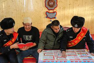 新疆阿勒泰：边境民警深入辖区宣传宪法知识