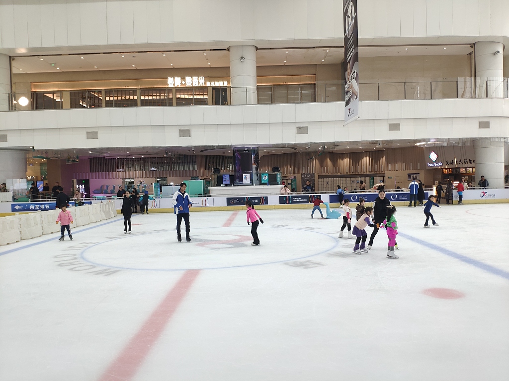 重庆：市民走进冰场畅享滑冰之乐