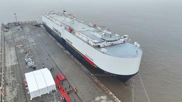 国内首艘成功引入的大型滚装船在上海首航
