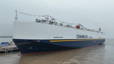 国内首艘成功引入的大型滚装船在上海首航