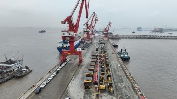 国内首艘成功引入的大型滚装船在上海首航