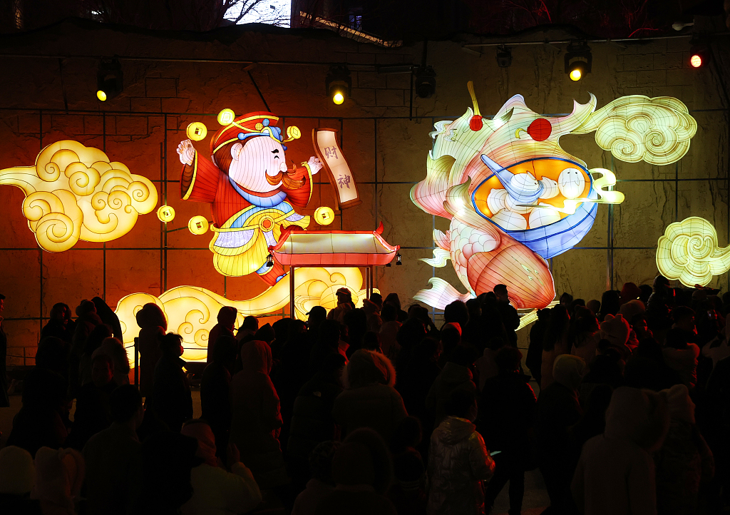 银川：小镇花灯流光溢彩 市民围观赏灯拍照