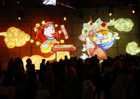 银川：小镇花灯流光溢彩 市民围观赏灯拍照