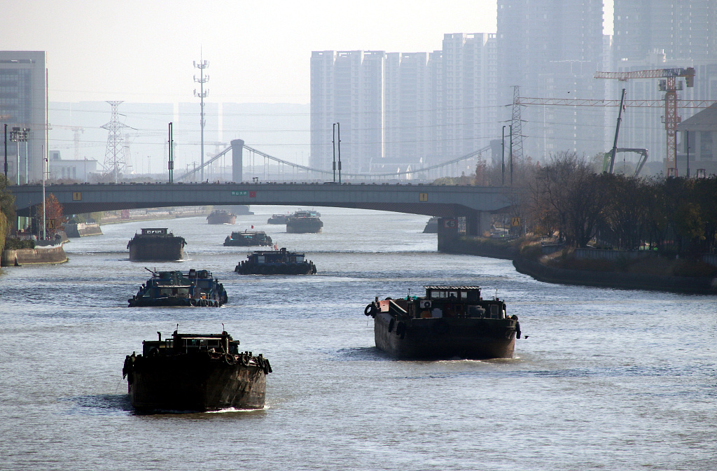 苏州：京杭大运河航道船只来往如梭