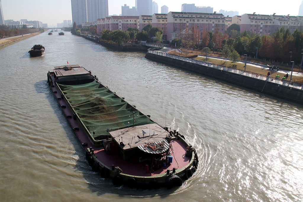 苏州：京杭大运河航道船只来往如梭