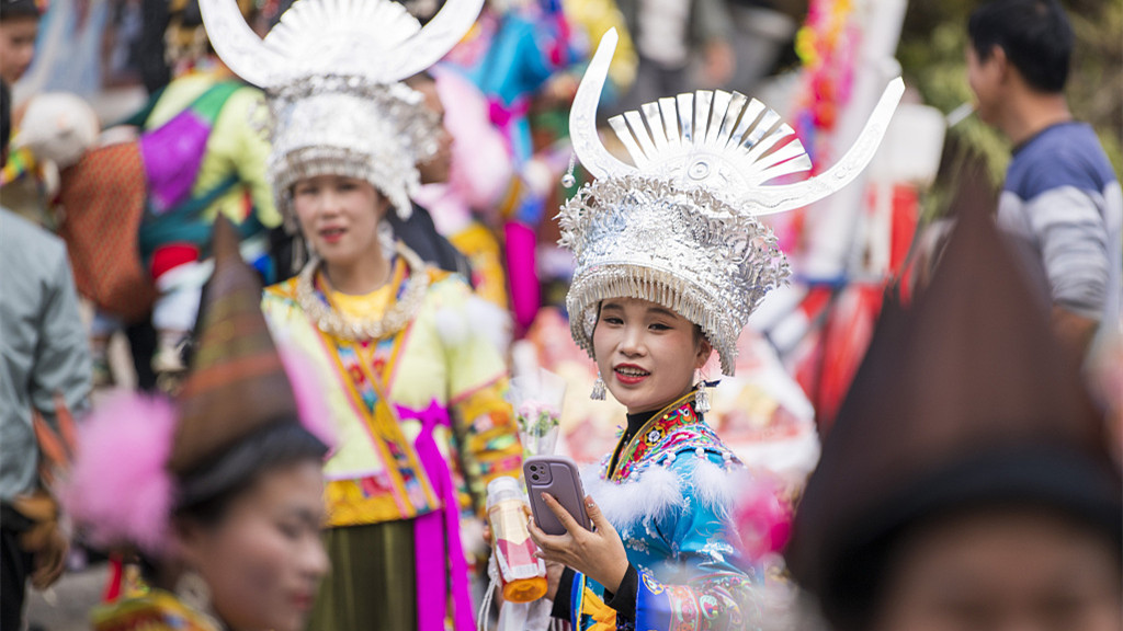 贵州从江：一年一度芦笙节至 苗族少女着银饰盛装欢聚