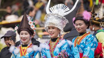 贵州从江：一年一度芦笙节至 苗族少女着银饰盛装欢聚
