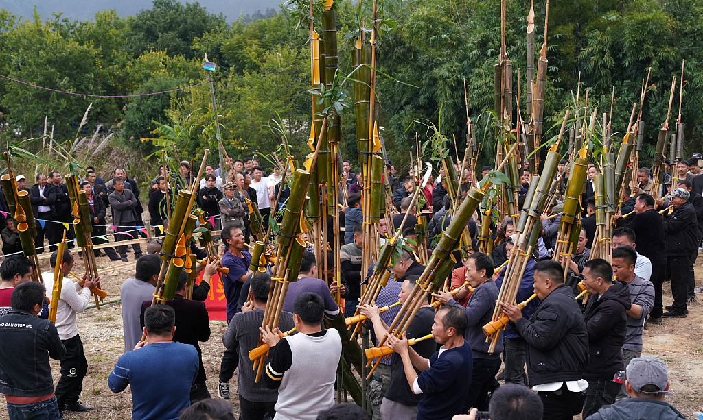 广西柳州：少数民族同胞赛芦笙庆苗年