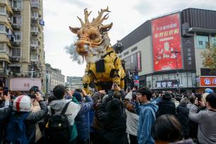 巨型机械装置“龙马精神”杭州巡演