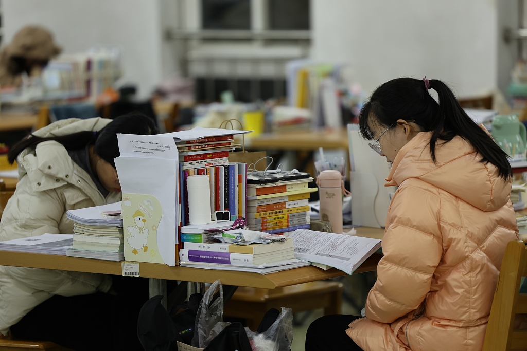 山东：考研学生备考冲刺 图书馆内埋头苦读