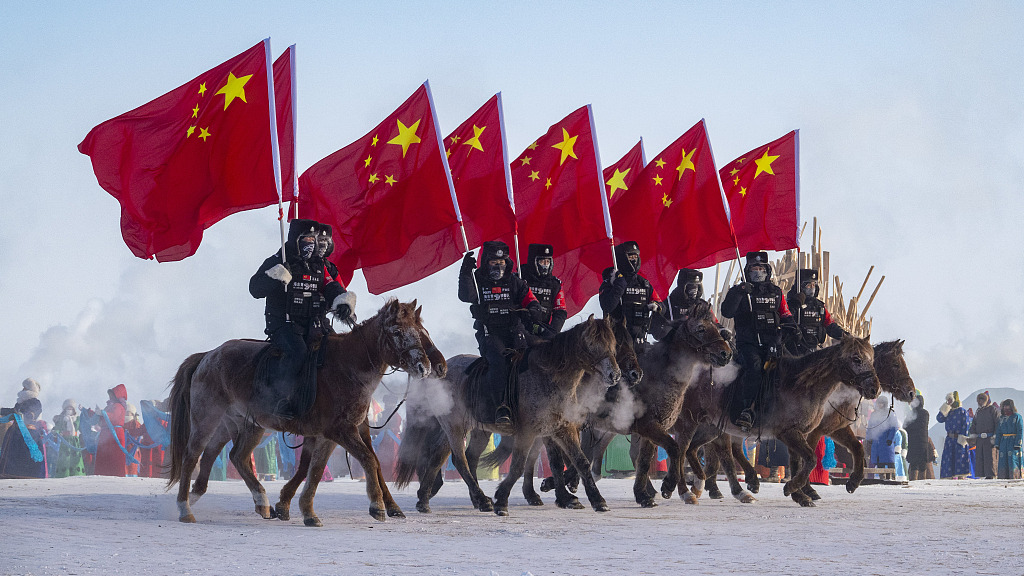 内蒙古呼伦贝尔：万人欢聚草原冰雪那达慕