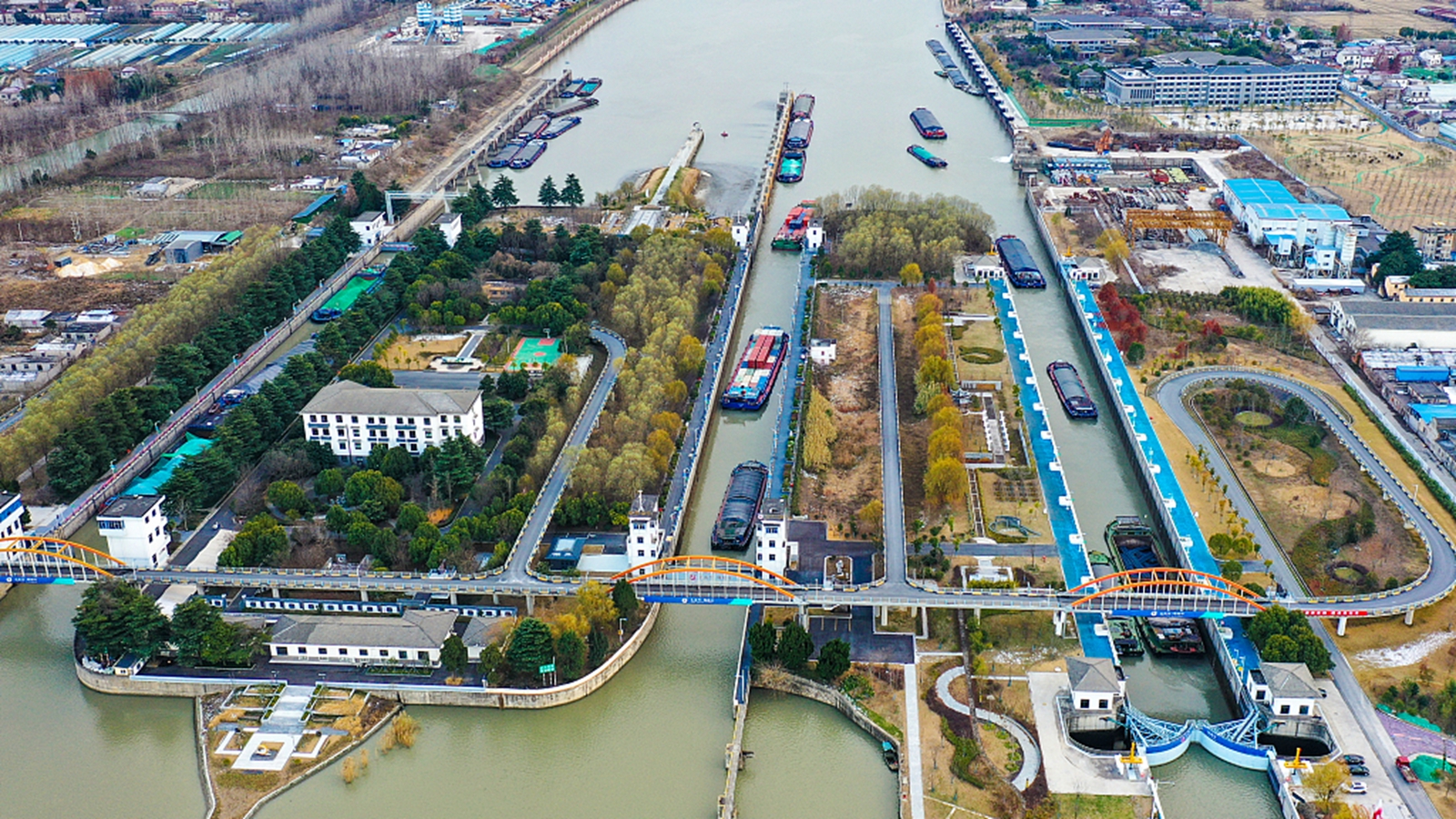 江苏扬州：冬季保供货船往来穿梭京杭大运河