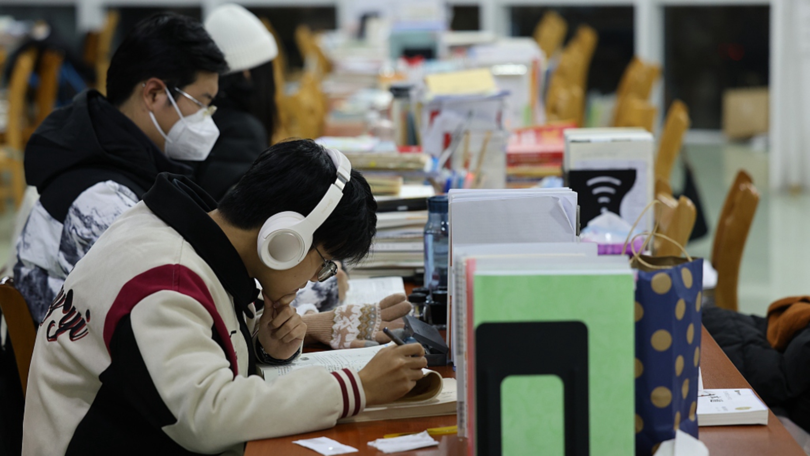 山东：考研学生备考冲刺 图书馆内埋头苦读