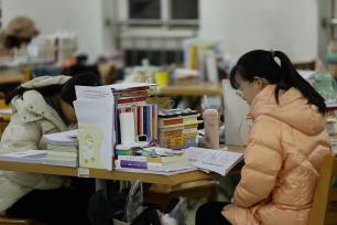 山东：考研学生备考冲刺 图书馆内埋头苦读