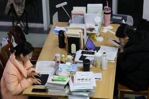 山东：考研学生备考冲刺 图书馆内埋头苦读