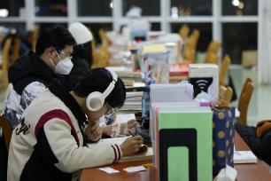 山东：考研学生备考冲刺 图书馆内埋头苦读