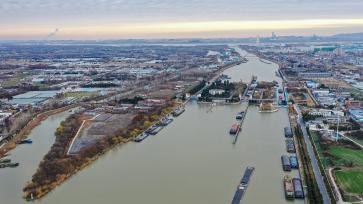 江苏扬州：冬季保供货船往来穿梭京杭大运河