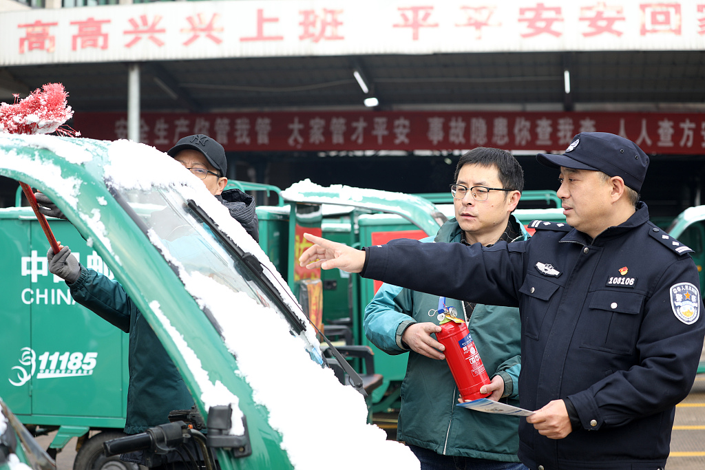 江苏扬州：民警进物流网点宣传防滑防冻事项