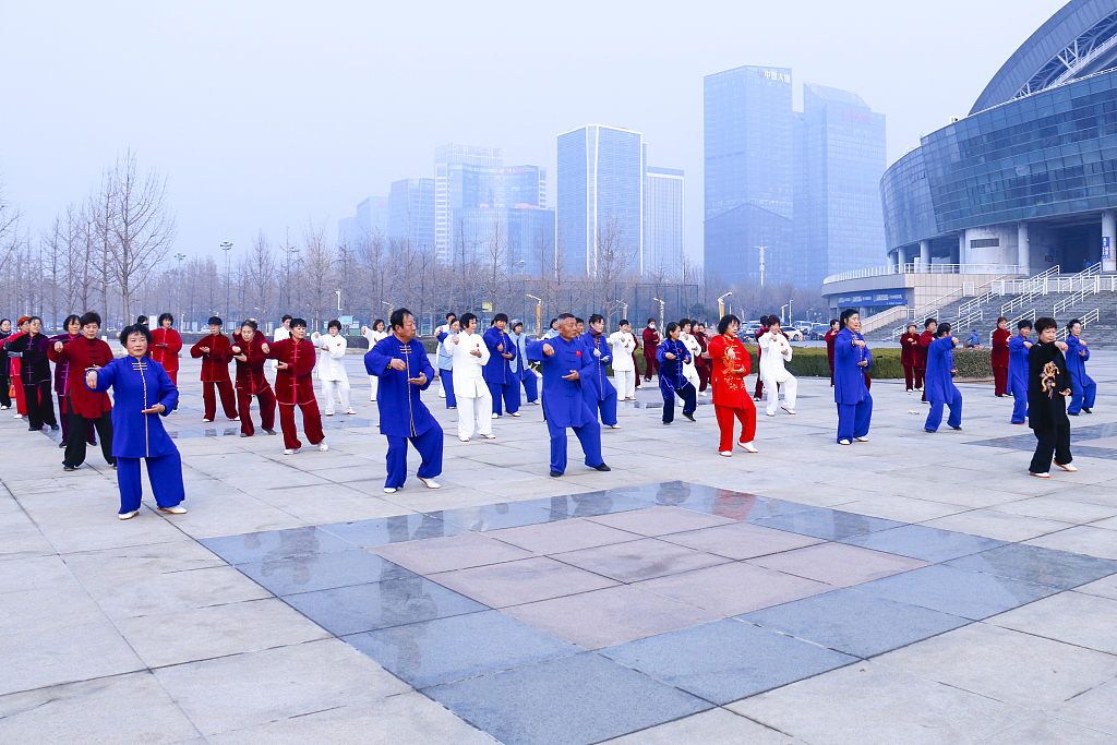 山东淄博：市民冬日打太极健身锻炼