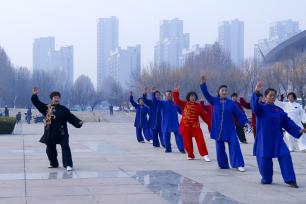 山东淄博：市民冬日打太极健身锻炼