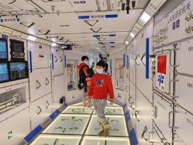 中国载人航天工程成就展在上海开幕