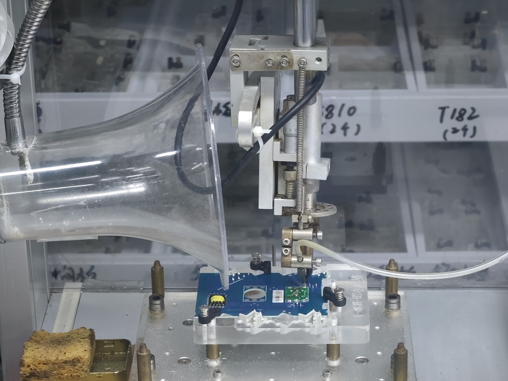 虹润公司小型机器人点焊机生产线，该公司自主研发的机器人自动点焊机，把一次点焊的成功率提高到99.9%。2受访单位供图.jpg