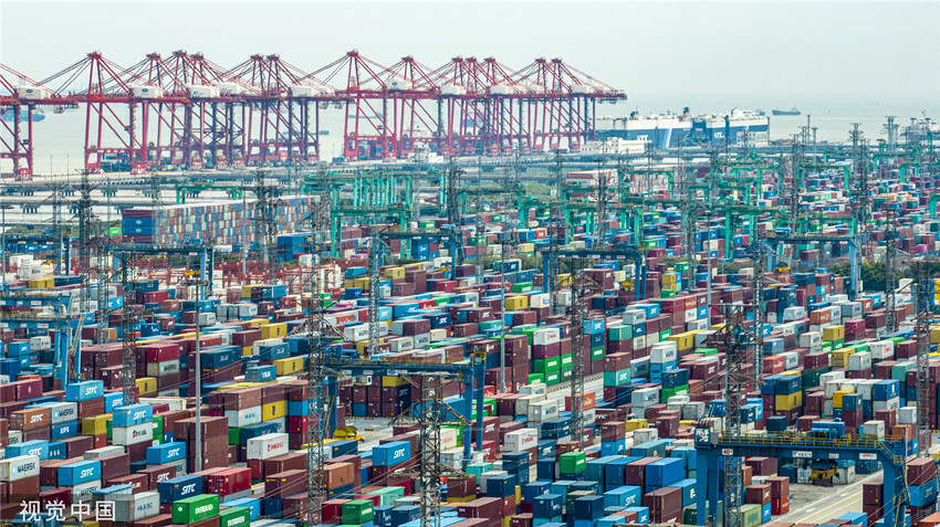 3月31日，上海港高桥港区集装箱吞吐作业一派繁忙。（图源：视觉中国）_副本.jpg